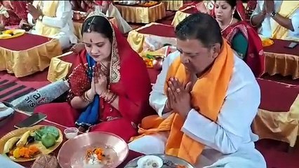 see video- किस तरह हो रही करवा चौथ की पूजा