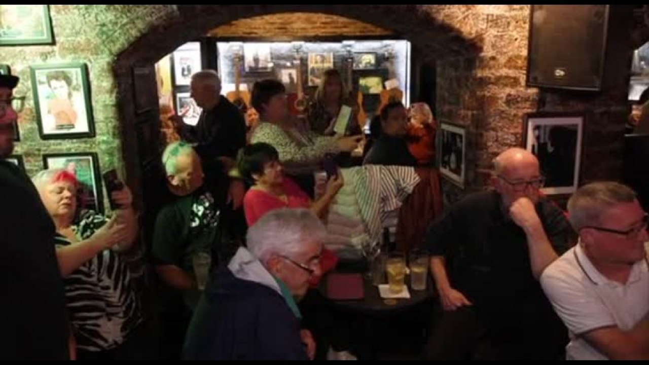 I fan dei Beatles ascoltano la nuova "Now and Then" al Cavern Club