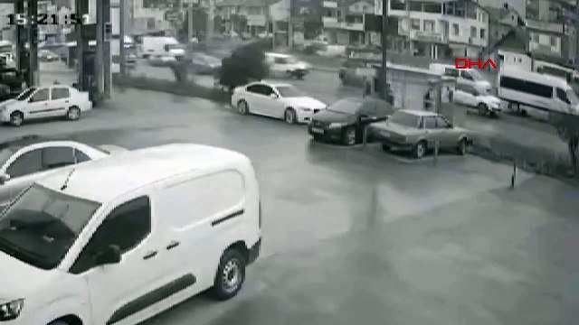 TIR, HALK OTOBÜSÜNE ÇARPTI 8 YARALI -EK