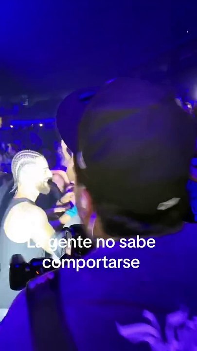 Maluma agrede a un fanático que le dio la mano y el momento queda captado en un video