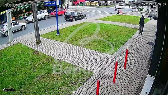 Comerciante desmaia após levar chute na cabeça e trio consegue assaltar loja de celulares