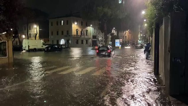 Maltempo, allagamenti a Pontedera: strade come fiumi