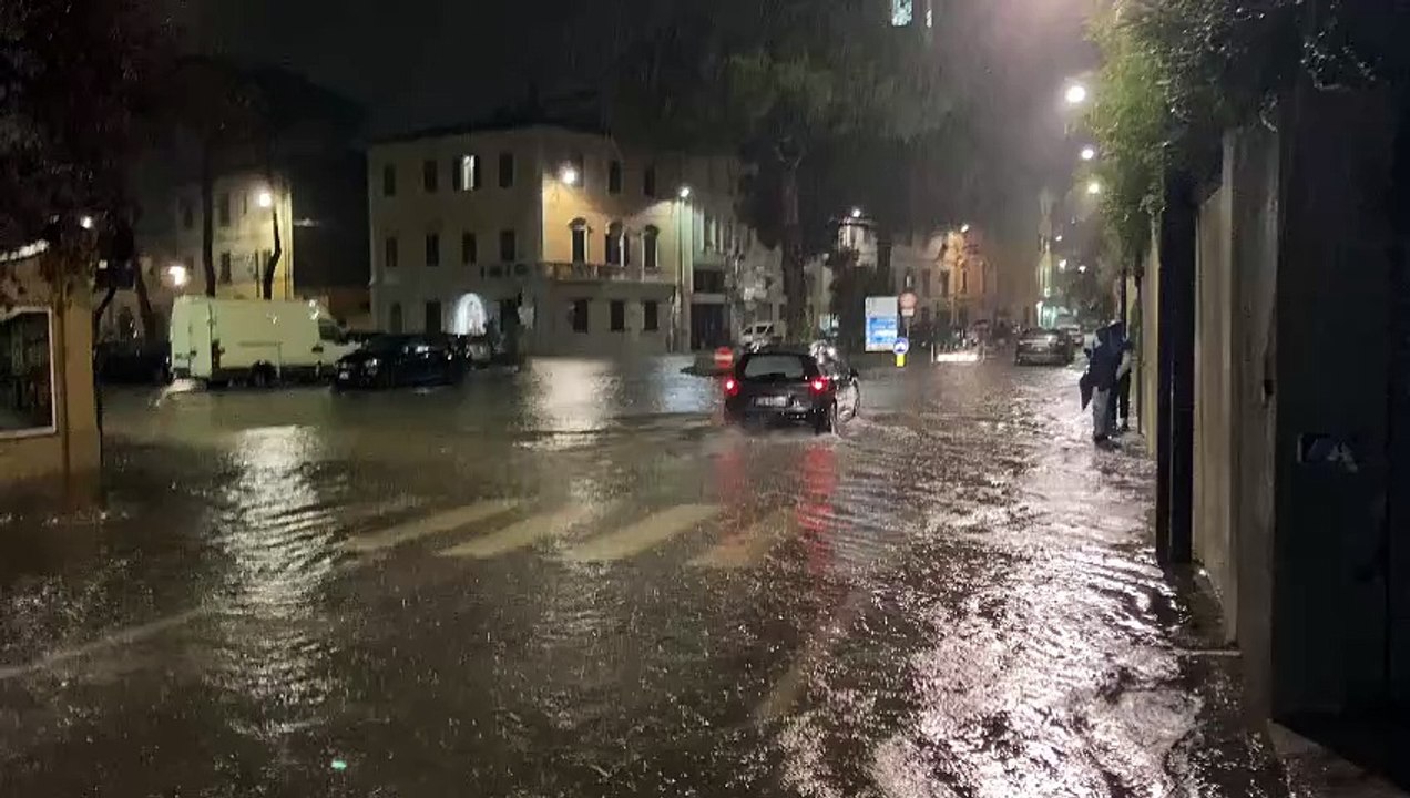 Maltempo, allagamenti a Pontedera: strade come fiumi