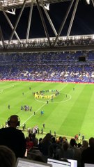 Varios hinchas del Espanyol invaden el campo en el derbi contra el Barça / REDES