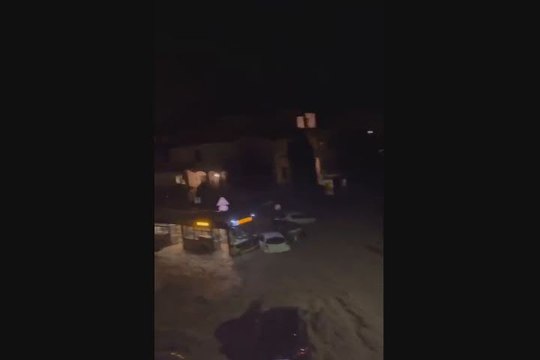 Nubifragio in Toscana: L'acqua porta via tutte le auto - Video