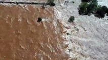 Violenta crecida del río en las cataratas