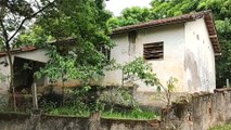 AS PRECÁRIAS CASAS GEMINADAS ABANDONADAS