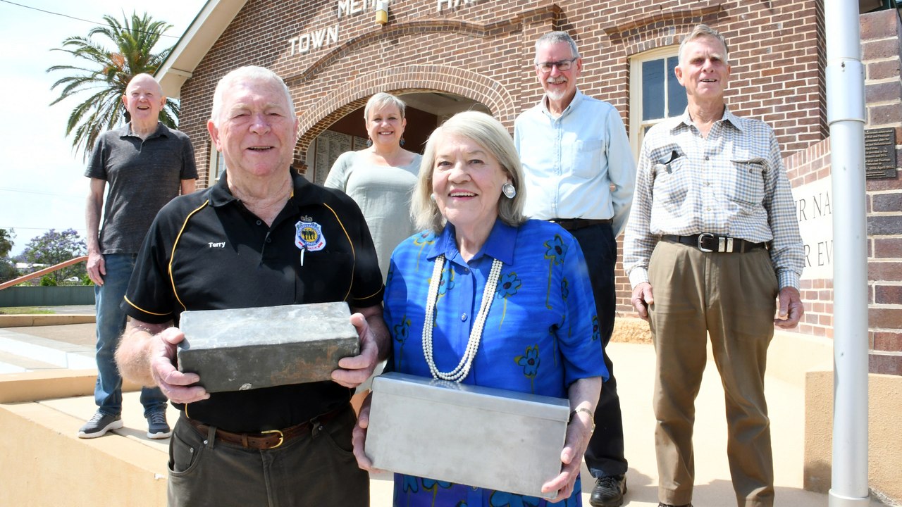 Revealing the contents of a one hundred year time capsule in Wingham 03.11.23