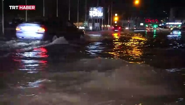 Bursa'da sağanak; cadde ve sokaklar suyla doldu
