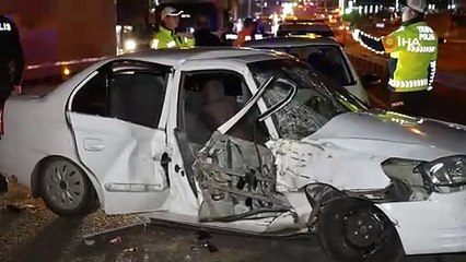 Kepçe ile 2 otomobilin karıştığı kazada araçlar hurdaya döndü