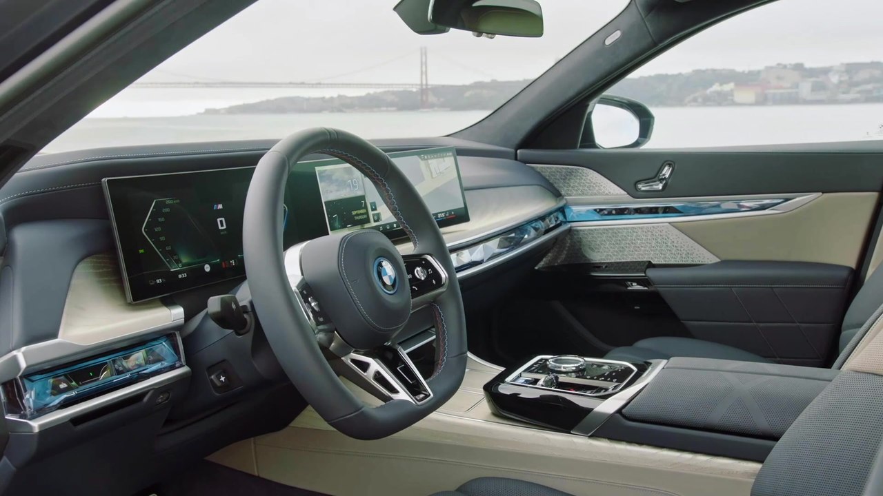 Der BMW i7 M70 xDrive - M spezifische Anzeigen auf dem BMW Curved Display