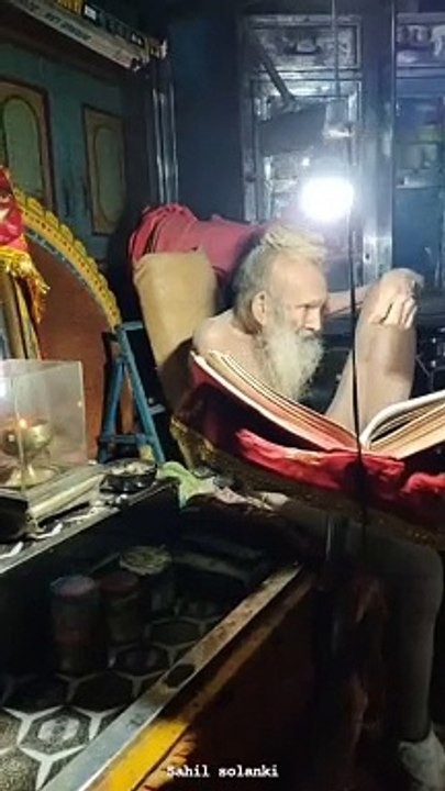 Video: 110 साल की उम्र में बिना चश्में के पढ़ते हैं सियाराम बाबा, प्रेमानंद महाराज ने शेयर किया वीडियो