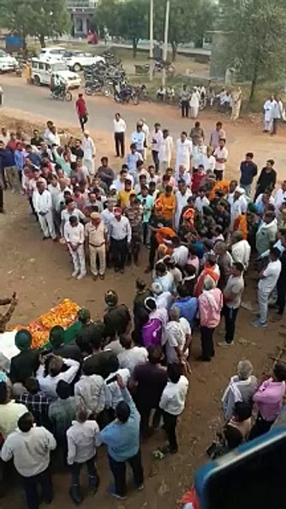 सैन्य सम्मान से हुई सैनिक चंद्रभान की अंत्येष्टि, चार वर्षीय पुत्र ने दी मुखाग्नि