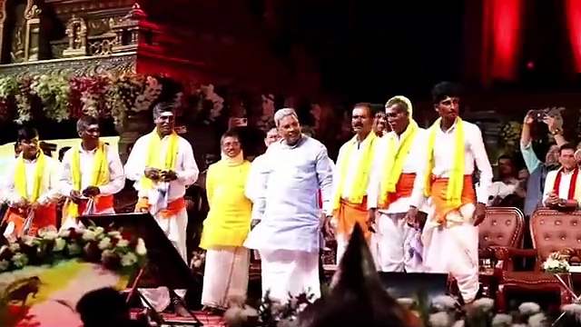 ஹம்பியில் பாரம்பரிய நடனமாடிய கர்நாடக முதல்வர் சித்தராமையா.. வைரல் வீடியோ..