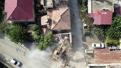 Kozan'da depremde zarar gören evler yıkılıyor