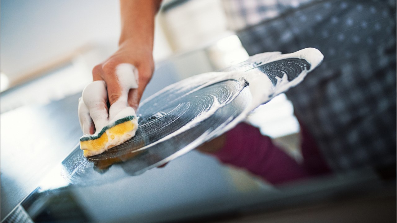 Trick gegen Eingebranntes: So wird Ihr Ceranfeld wieder wie neu