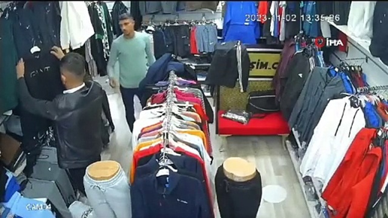 Biri oyaladı, diğeri çaldı: Kıyafet hırsızlığı kamerada