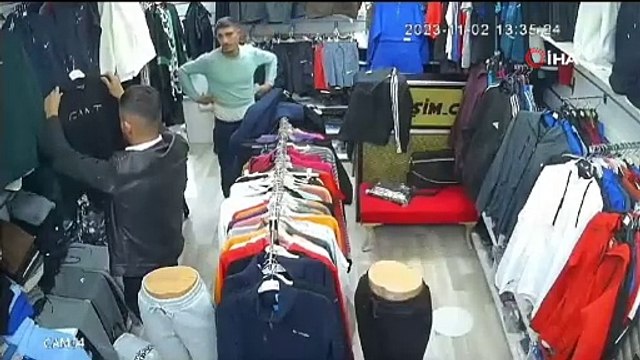 Biri oyaladı, diğeri çaldı: Kıyafet hırsızlığı kamerada