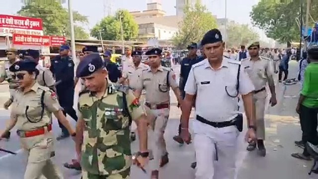 रेंज आईजी पहुंचे दौसा, भारी पुलिस बल के साथ किया फ्लैग मार्च