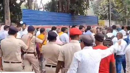 पटना: ग्रामीण चिकित्सकों ने जगदानंद सिंह को घेरा, पुलिस ने किया बल प्रयोग