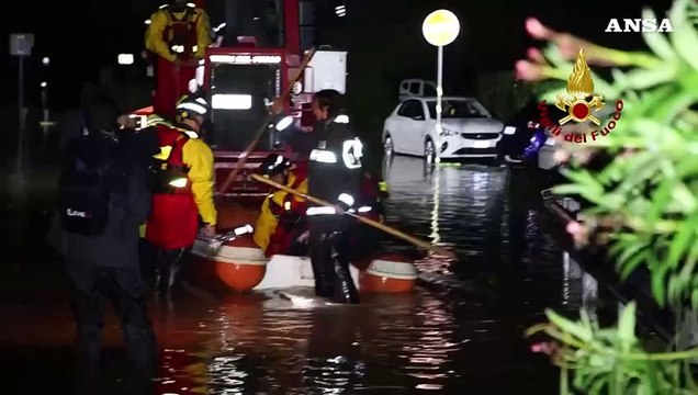Maltempo in Toscana, Campi Bisenzio sott'acqua: vigili del fuoco col gommone