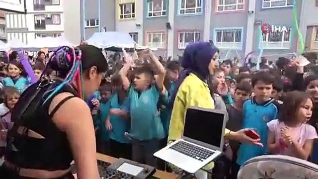 SİYASİLERİ ARATMADI OKULA DJ GETİRDİ