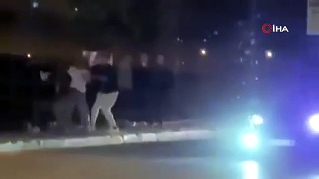 Bursa'da ‘yan bakma’ kavgası kamerada: Caddeyi boks ringine çevirdiler