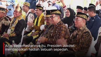 Video herunterladen: Anak SD asal IKN Titip Mikrofon ke Jokowi Usai Diberi Hadiah Sepeda