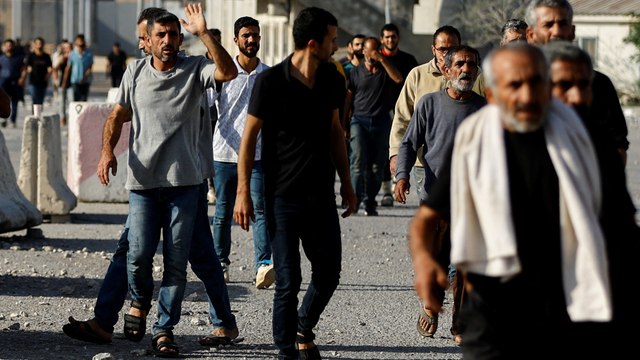 Miles de trabajadores gazatíes en Israel y Cisjordania regresan a Gaza