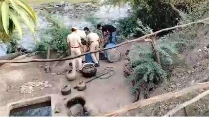 डूंगरपुर: अवैध देशी शराब जब्त, महुवा वाश के मटकों पर चला पुलिस का डंडा