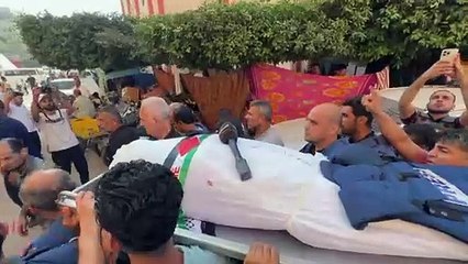 تشييع مراسل تلفزيون فلسطين وأفراد من عائلته في خان يونس