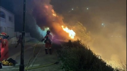 رجال الإطفاء الإسبان يكافحون حرائق الغابات في فالنسيا