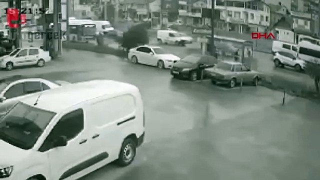 TIR, halk otobüsüne çarptı: 8 yaralı