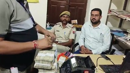 Video : तेज स्पीड से आती कैश केयरिंग वैन से 73 लाख रुपए जब्त किए