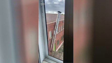 El viento derriba una chimenea y una tapia en Medina del Campo