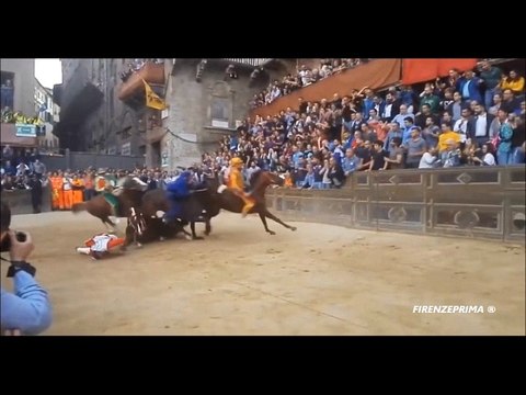 Incidente cavallo Palio Siena - Slowed images