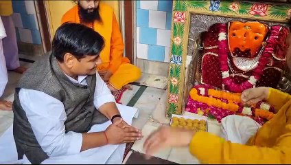 डोटासरा ने गणेश जी के धोक लगाकर भरा नामांकन पत्र।