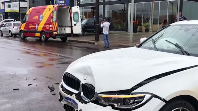 Forte acidente entre BMW e Corolla deixa mulher ferida na Avenida Tancredo Neves