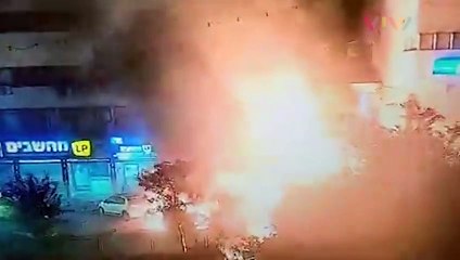 DETIK-DETIK Roket Hisbullah Bombardir Kota di Israel