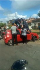 Após colisão, motociclista vai parar em cima de carro