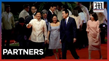Marcos welcomes Kishida in Malacanang