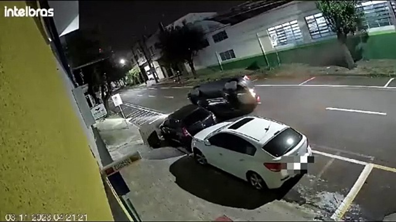 Condutor colide em carro estacionado na rua Doutor Camargo e veículo tomba