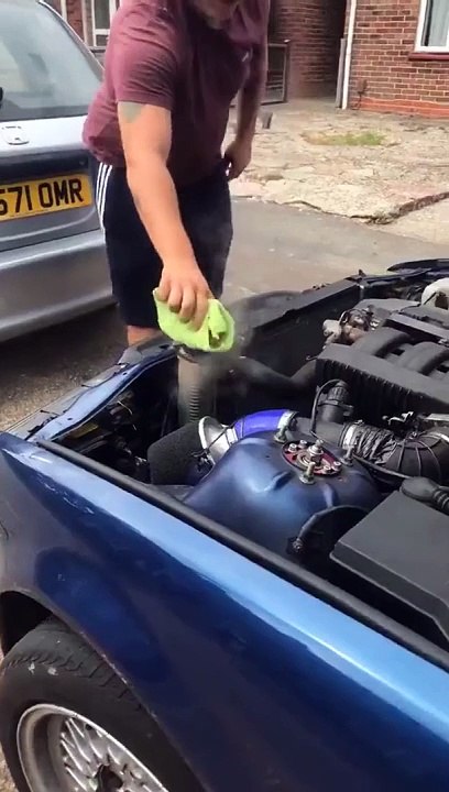 Esto es exactamente lo que no debes hacer cuando el radiador del coche está caliente