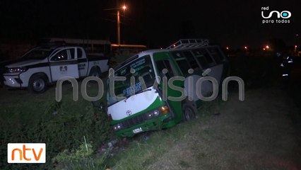 Micro cae al canal de drenaje, el chofer se dio a la fuga