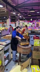 El vídeo de una mujer china cortando un jamón serrano que espanta en las redes