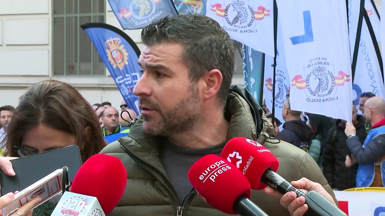 El cofundador y presidente de Jusapol, Miguel Gómez, ofrece declaraciones a los medios durante una concentración de sindicatos de Policía JUPOL y CEP / EP