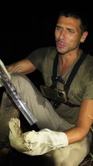 Il attrape des serpents super dangereux avec un tube !