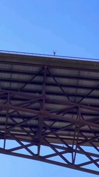 Base-jump depuis un pont