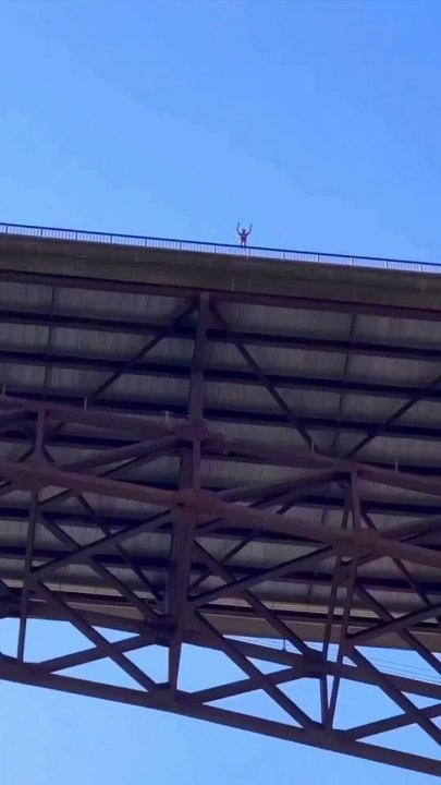 Base-jump depuis un pont