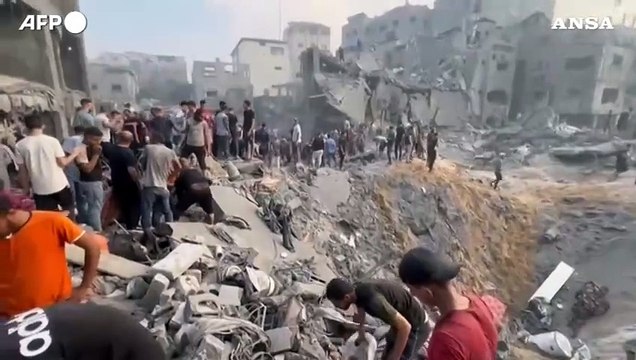 Bombe sui campi profughi a Gaza, decine di morti